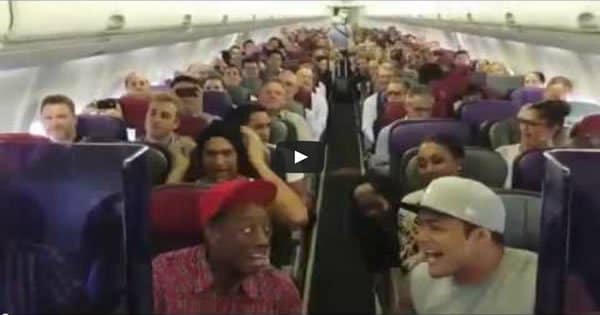 Flashmob do elenco original do filme Rei Leão canta Circle of Life no vôo para Sydney 48