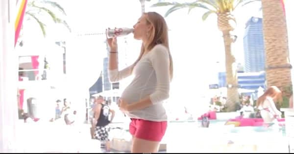 Menina grávida bebendo em um clube em Las Vegas 1