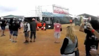 Chegando com grande estilo em uma festa com sua moto 9