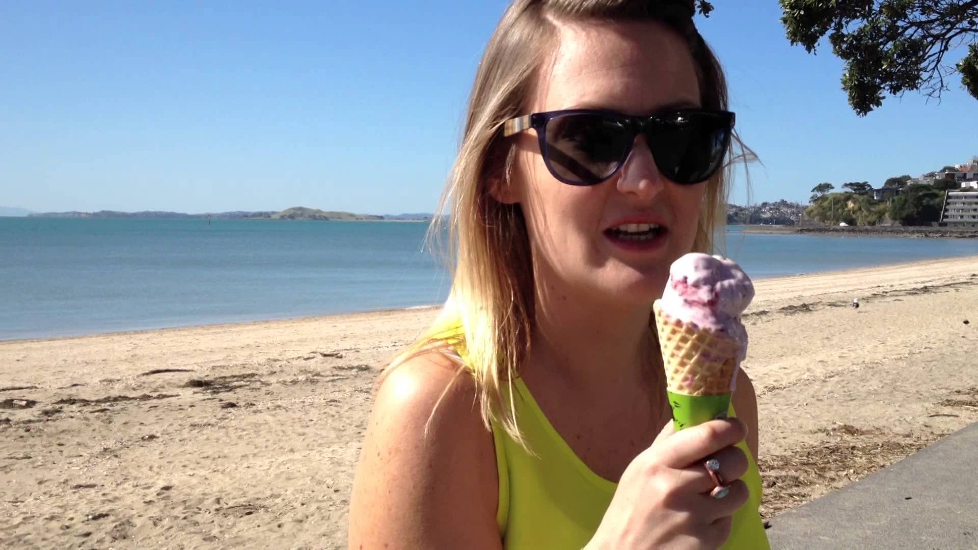 Tomando sorvete na praia com gaivotas 2