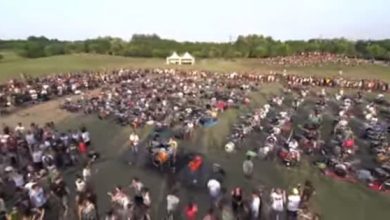 1000 fãs tocam junto a musica Learn To Fly 8