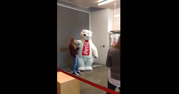 Tira foto com o Urso da Coca-Cola poder ser muito divertido 9