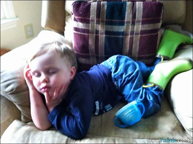 fotos-dirvertidas-criancas-dormir-lugar-05