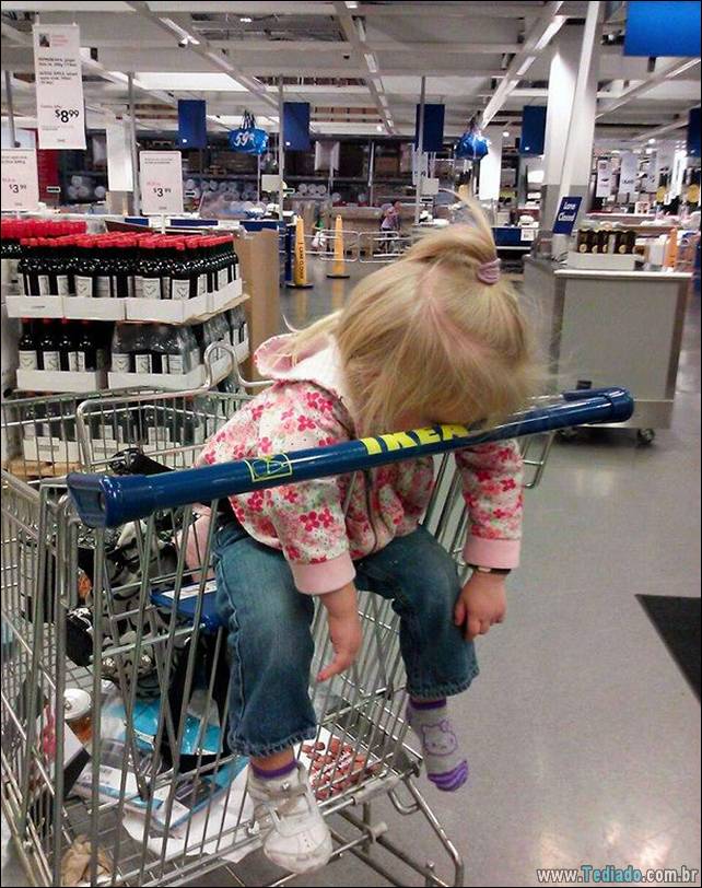 fotos-dirvertidas-criancas-dormir-lugar-16