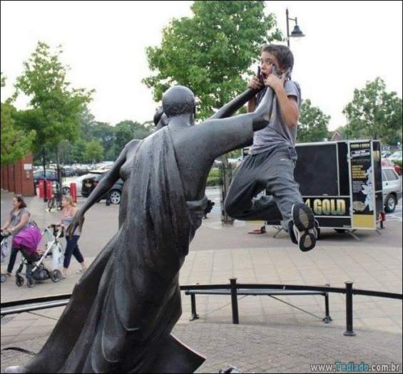 26 pessoas que sabem se divertir quando vêem uma estátua 7