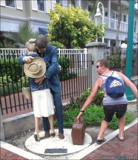 26 pessoas que sabem se divertir quando vêem uma estátua 11