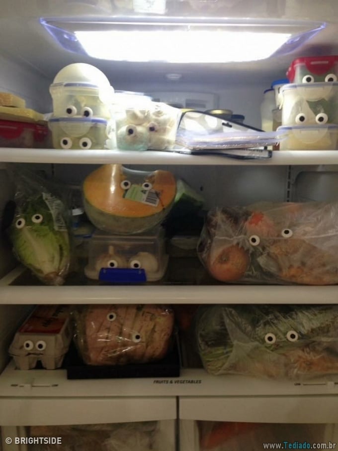 21 pessoas divertidas em casa em momentos diferentes e únicos 11