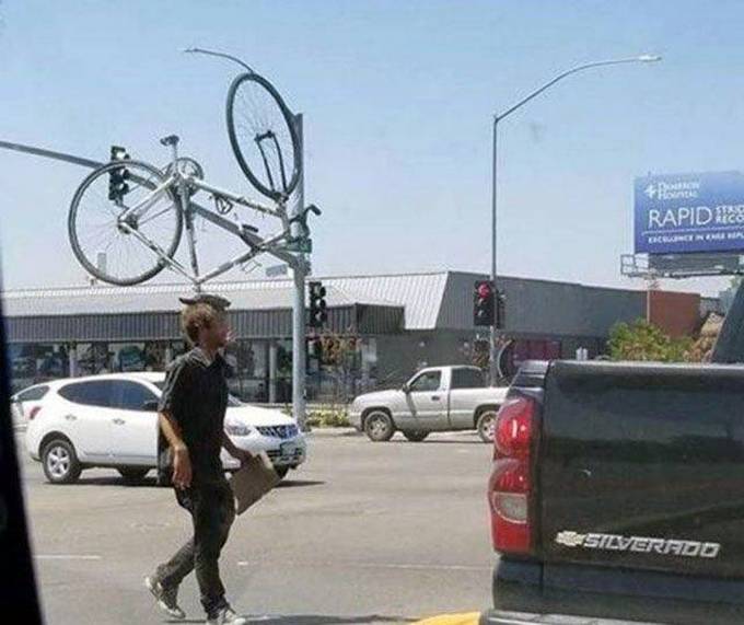 Homens fazendo coisas estranhas e malucas (32 fotos) 10