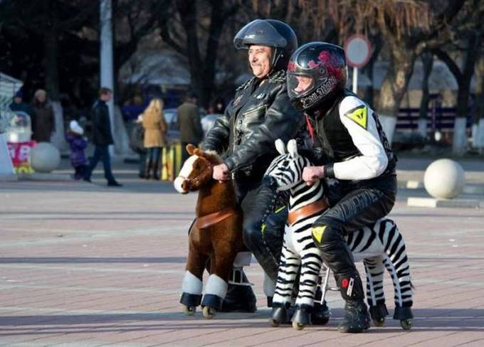 Homens fazendo coisas estranhas e malucas (32 fotos) 14