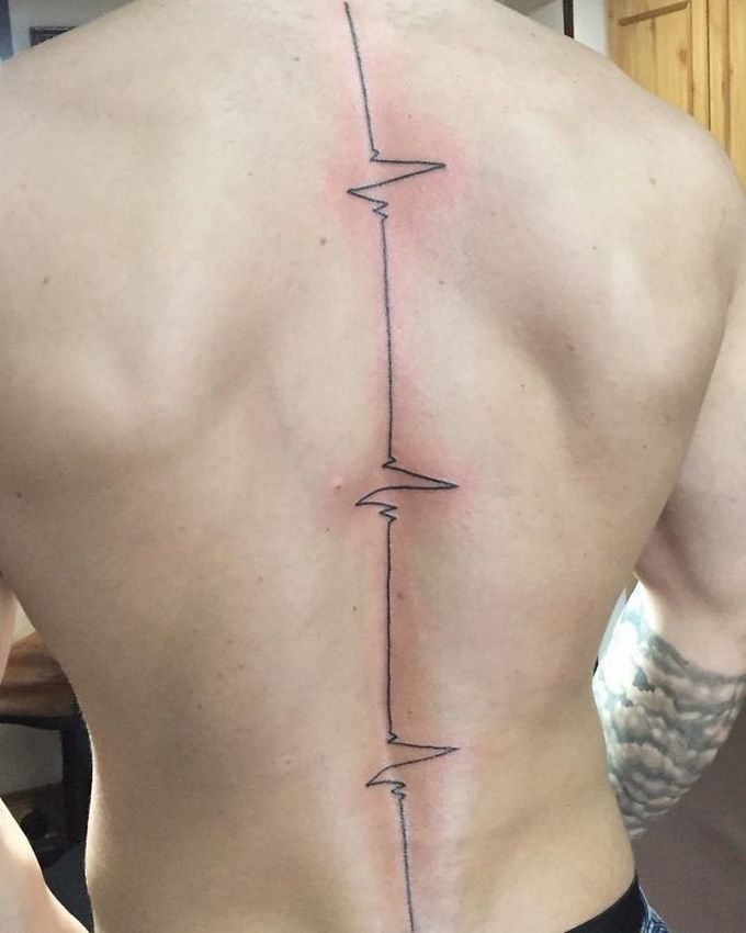 33 inspirações de tatuagem para fazer na coluna 5