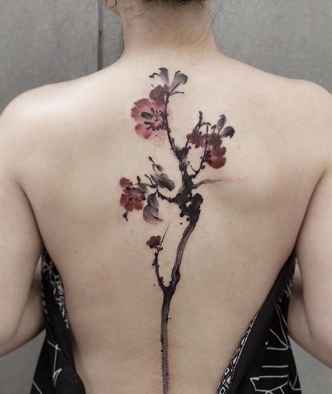 33 inspirações de tatuagem para fazer na coluna 8