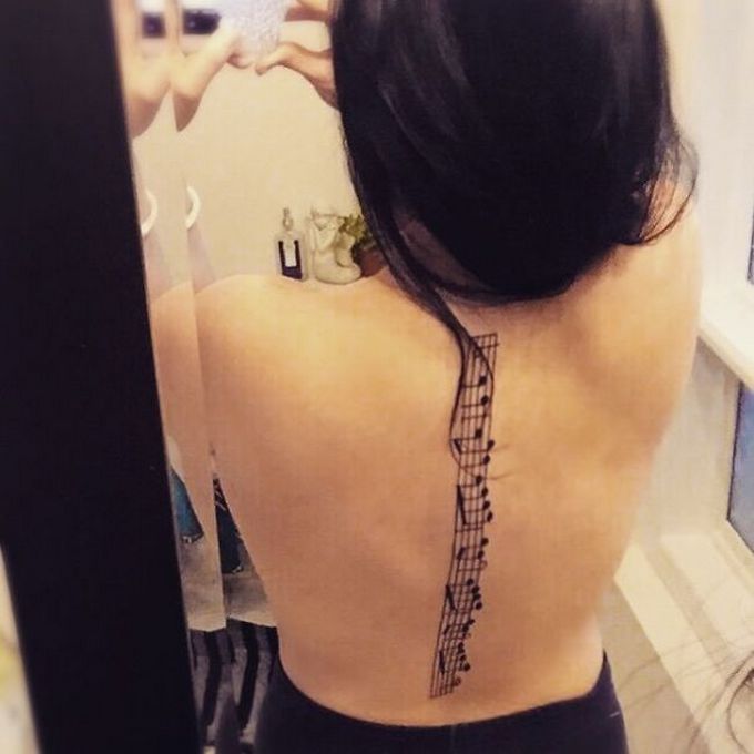 33 inspirações de tatuagem para fazer na coluna 9