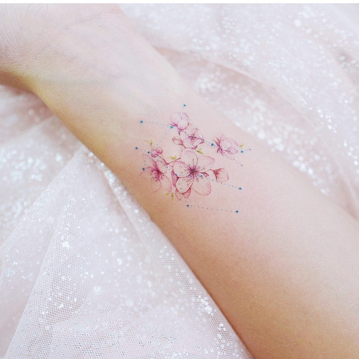 24 pequenas tatuagens que destacam a feminilidade melhor do que um vestido preto 17