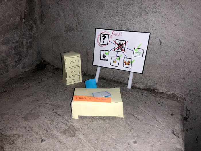 A mini-série de uma barata que morre no vão das escadas 10