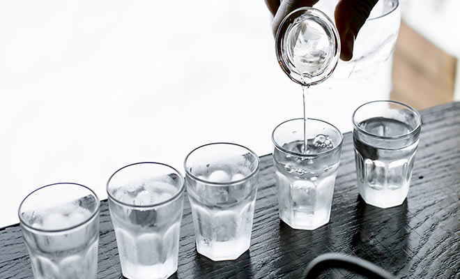 35 dicas incríveis de como usar vodka que não envolvem bebedeira