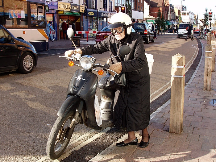 Quem disse que somente os jovens podem dirigir uma motocicleta? Não é sobre a idade, mas sobre o seu estado de espírito