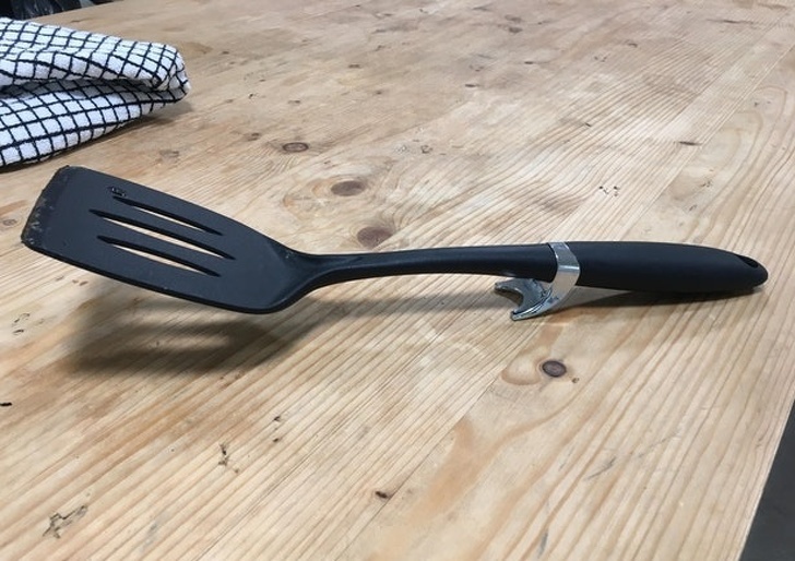 A espátula do meu colega de quarto tem um suporte para que a parte que toca a sua comida não toque no balcão