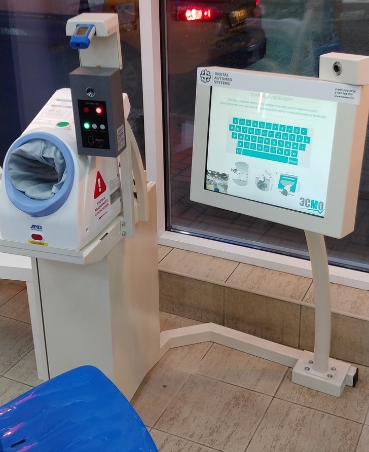 Uma verificação de pressão arterial em um posto de gasolina