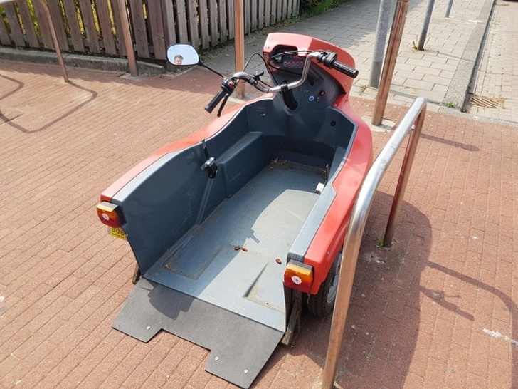 Esta scooter para pessoas com cadeira de rodas