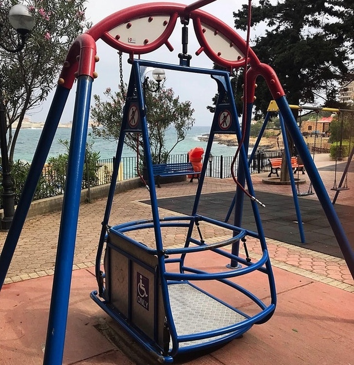  Balanço para crianças em cadeiras de rodas