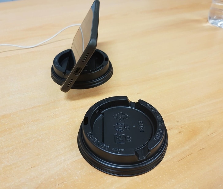 Minha tampa de café também é um suporte de telefone