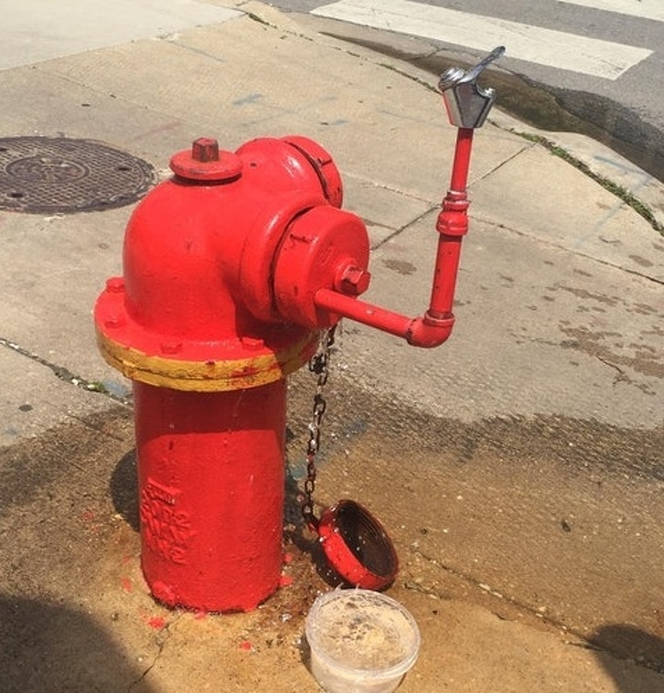 Este hidrante tem um acessório de fonte de água