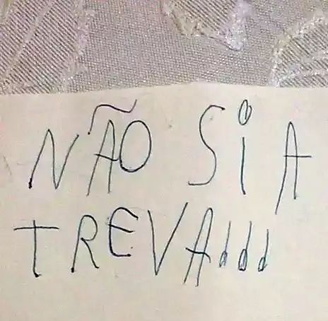 Com três pontos de exclamação