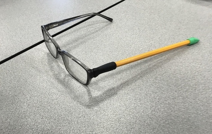 Os óculos da minha amiga quebraram, então foi assim que ele decidiu consertá-los.