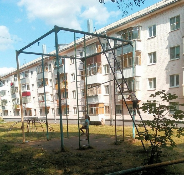 Você levaria seu filho para brincar nesse parquinho