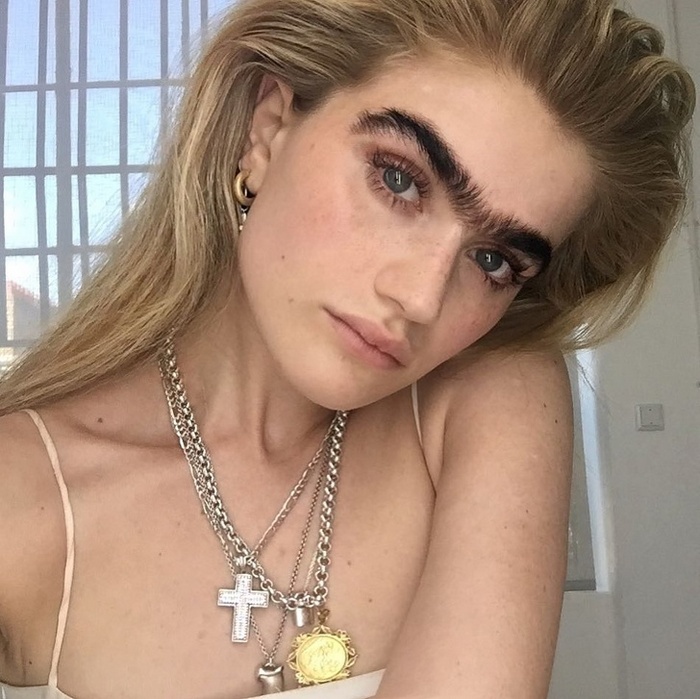 Sophia Hadjipanteli é uma modelo que tingiu suas sobrancelhas loiras de preto para destacar sua aparência única em vez de escondê-la