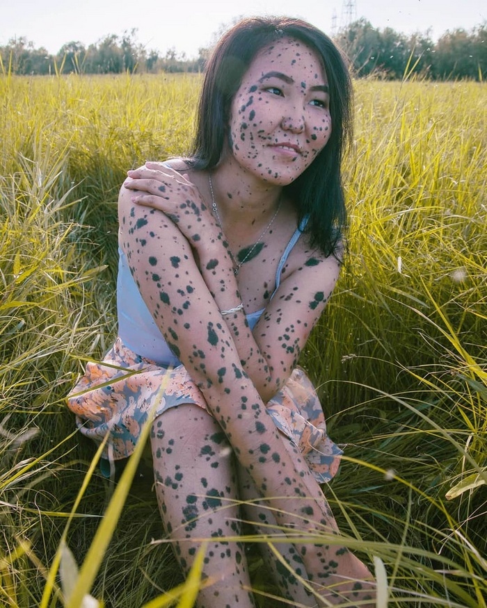 O corpo desta jovem é repleto de sinais, tornando-a única