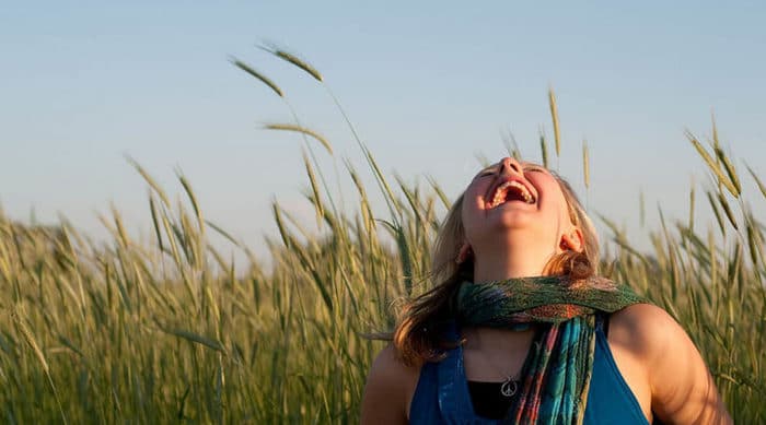 Faça a pessoa por quem você tem interesse associá-lo a emoções positivas