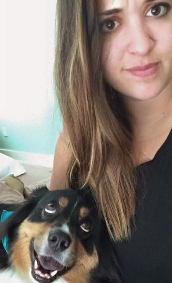 Eu cheguei em casa de férias ontem, e meu cachorro não me deixou sozinha desde então