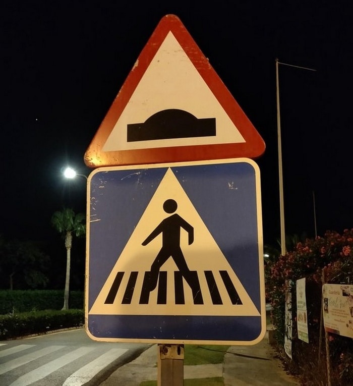 Esses dois sinais parecem que estão alertando sobre OVNIs