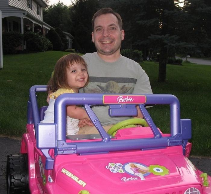 Um benefício de ser uma pessoa pequena é que você pode levar sua filha para andar de Barbie Jeep