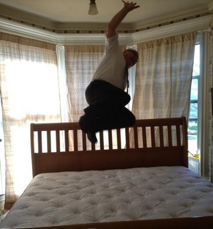 Meus pais tiveram sua primeira cama king. Meu pai mandou o entregador tirar essa foto.