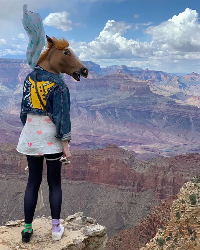 As pessoas ao redor do mundo curtindo a vida em máscaras de cavalo 3