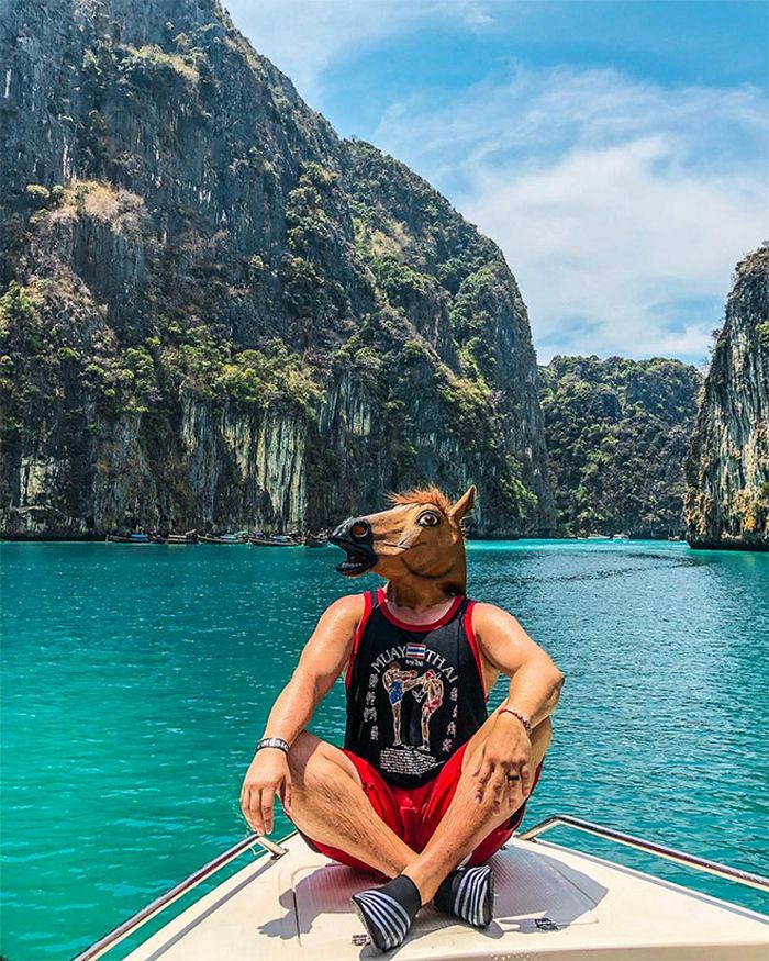 As pessoas ao redor do mundo curtindo a vida em máscaras de cavalo 4