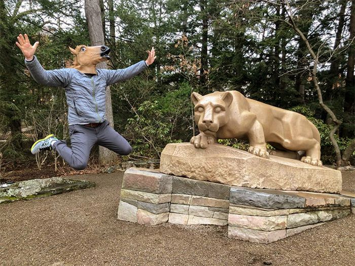 As pessoas ao redor do mundo curtindo a vida em máscaras de cavalo 6