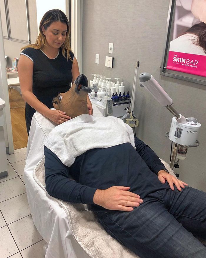 As pessoas ao redor do mundo curtindo a vida em máscaras de cavalo 13