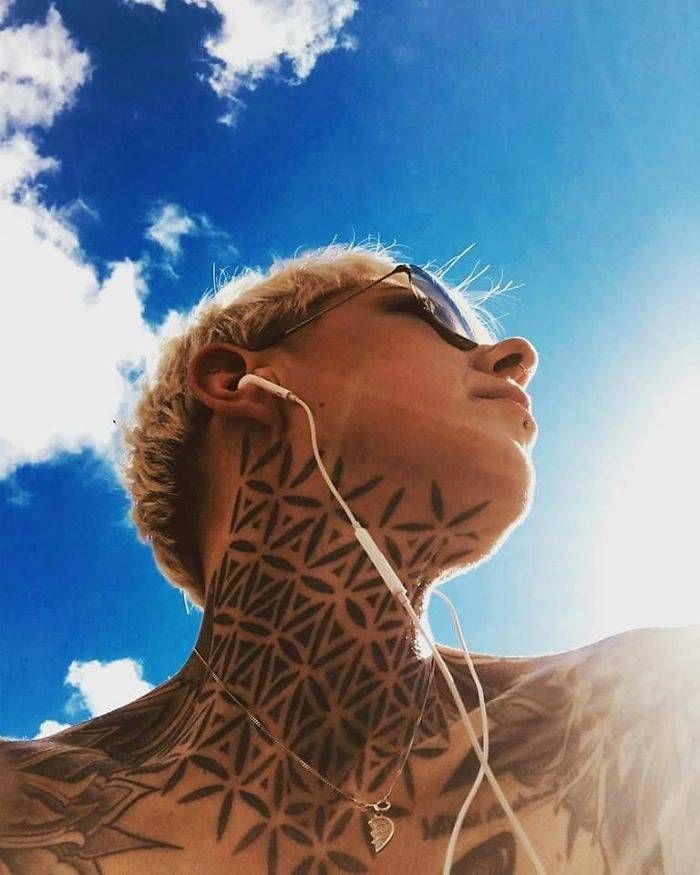 45 idéias inspiradoras de tatuagem para o pescoço e nuca 27