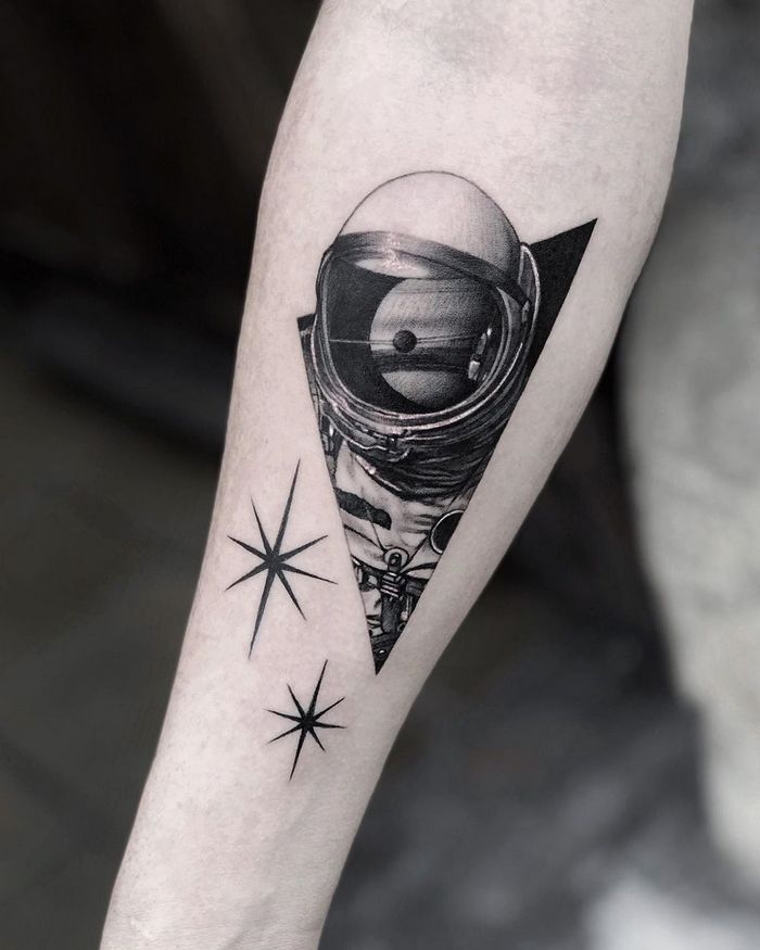 32 ideias de tatuagens inspiradas no espaço 20