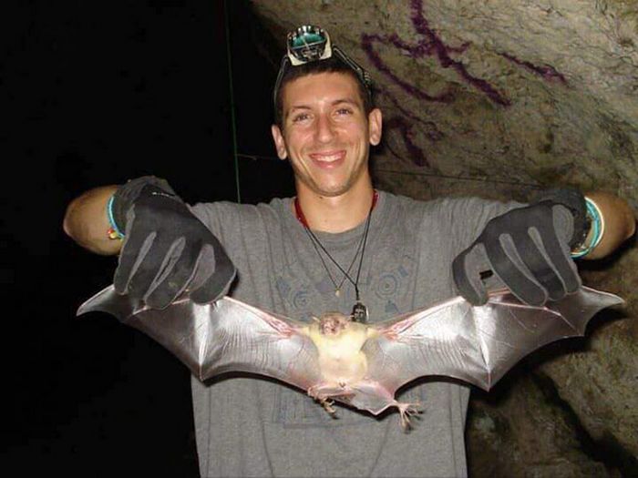 Existe uma página no Facebook “Pessoas que se parecem com Adam Sandler, mas não são Adam Sandler