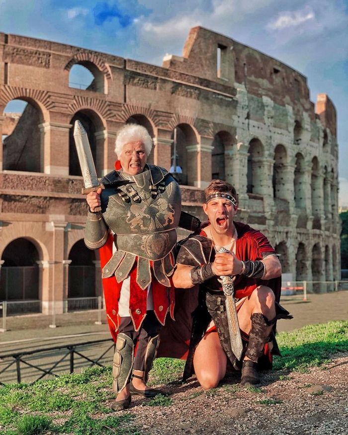 Avó de 93 anos e seu neto se vestem com fantasias e as pessoas adoram (30 fotos) 13