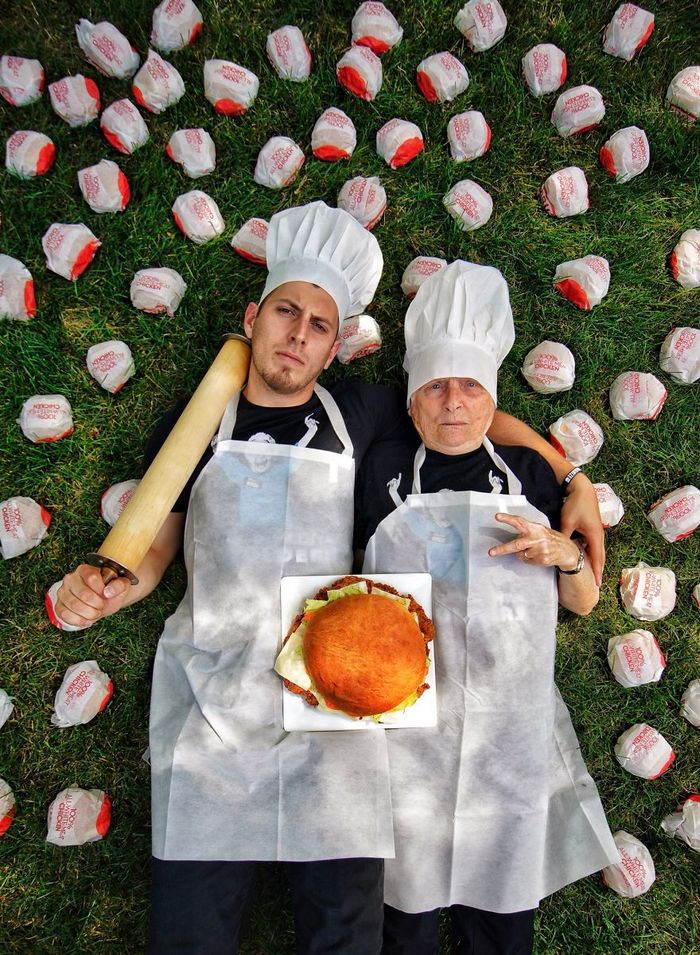 Avó de 93 anos e seu neto se vestem com fantasias e as pessoas adoram (30 fotos) 25