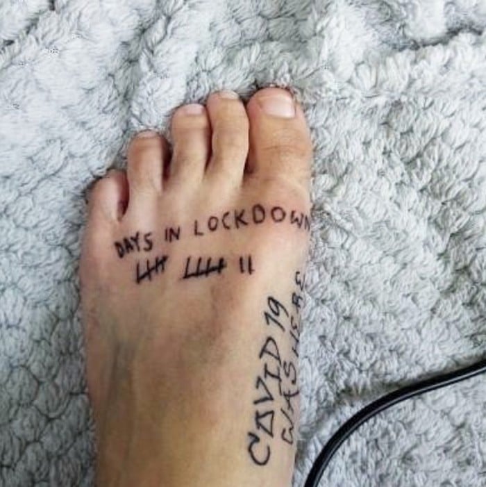 Algumas pessoas estão fazendo tatuagens inspiradas no covid-19 (21 fotos) 4