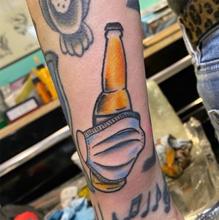 Algumas pessoas estão fazendo tatuagens inspiradas no covid-19 (21 fotos) 21