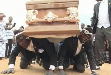 Tudo sobre o novo viral da internet: O meme da dança do caixão em funeral 5
