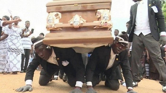 O meme da dança do caixão em funeral