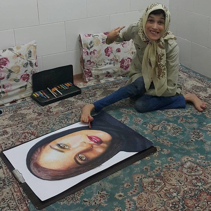 35 retratos incríveis desta artista iraniana com deficiência que usa apenas o Pé 1